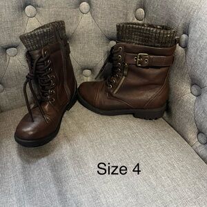 Girls size 4 boots. Gently used.